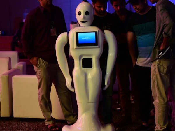 జీఈఎస్ ప్రాంగంణంలో రెండు రోబోలు
