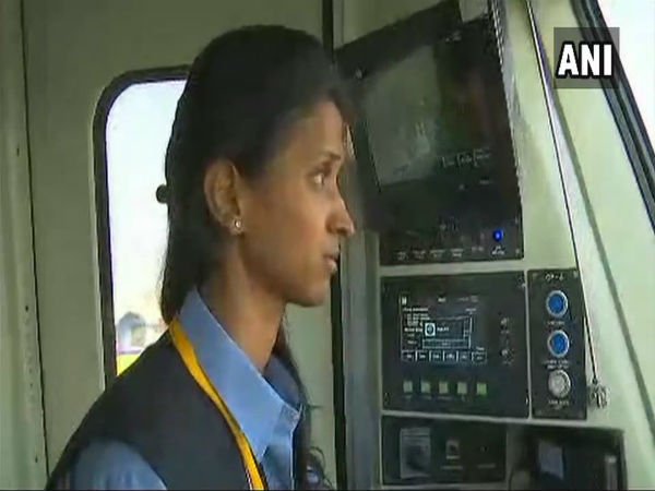 మెట్రో రైలు నడిపిన మహిళా డ్రైవర్