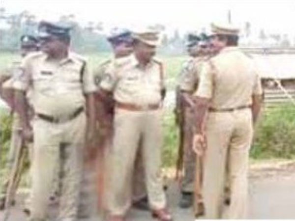మభ్య పెట్టేందుకే ప్రభుత్వం, కంపెనీ యాజమాన్యం నాటకాలు