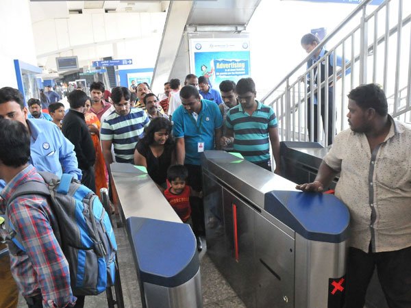 తొలి టికెట్ ఆనందం