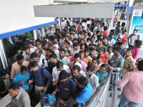 తొలి ప్రయాణికుల ఆనందం