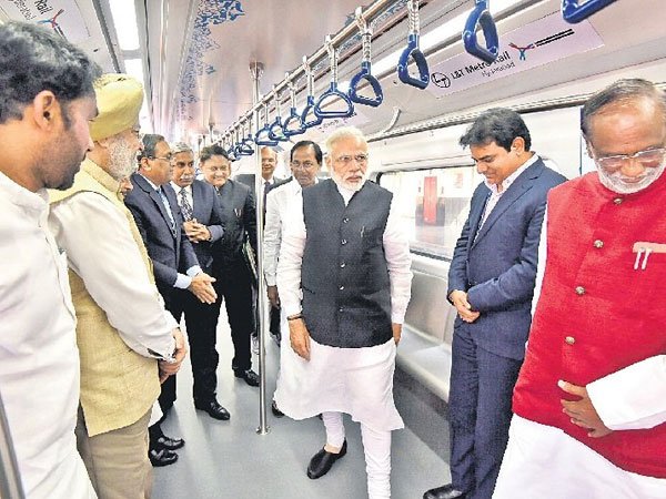 మెట్రో రైలు ప్రయాణంలో...