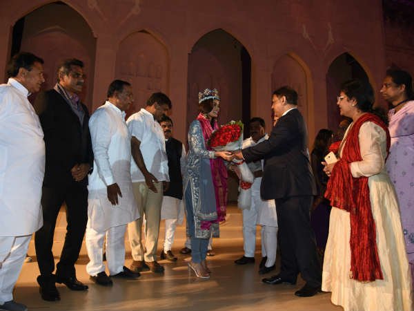 గోల్కొండ కోటలో విందు