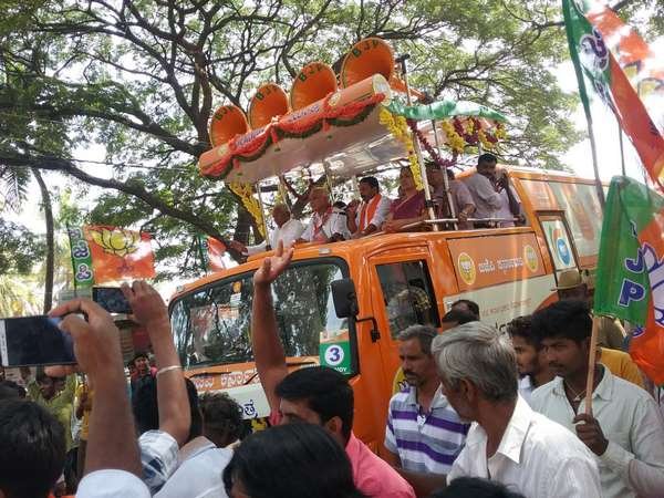 Disgruntled BJP workers Stone pelted on BJP rathayatre vehicle in karnataka Disgruntled BJP workers Stone pelted on BJP rathayatre vehicle in karnataka