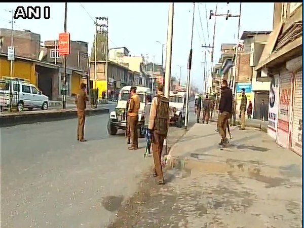 J&K: Terrorists attack CRPF vehicle, 5 jawans injured J&K: Terrorists attack CRPF vehicle, 5 jawans injured
