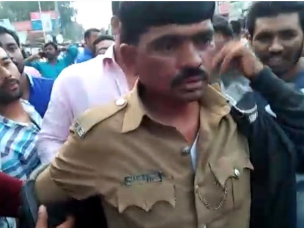 Public beats drunken police constable Chandru in Karnataka Public beats drunken police constable Chandru in Karnataka