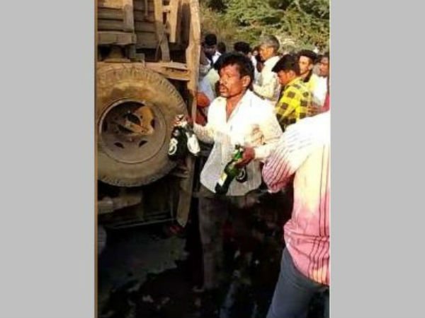 liquor lorry accident in maharashtra liquor lorry accident in maharashtra