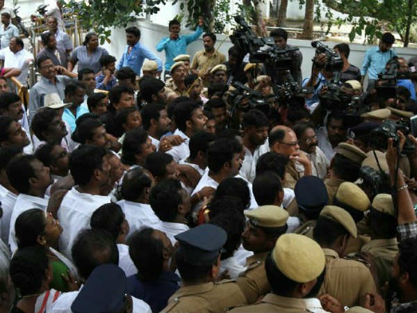 TTV Dinakaran supportest at Poes Garden in Chennai TTV Dinakaran supportest at Poes Garden in Chennai