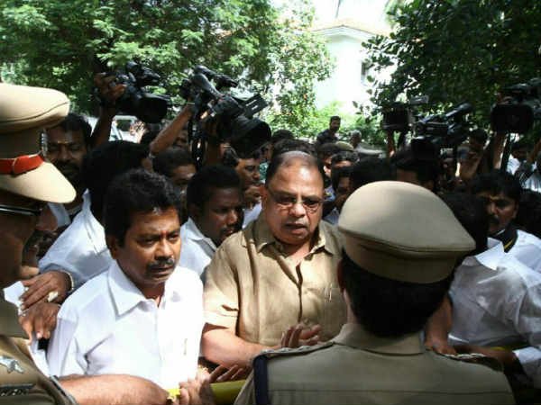 TTV Dinakaran supportest at Poes Garden in Chennai TTV Dinakaran supportest at Poes Garden in Chennai