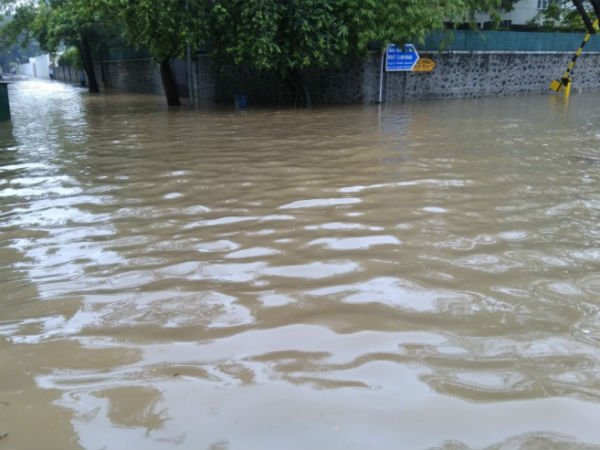 Rain water entered TN deputy CM Panneerselvam house in Chennai Rain water entered TN deputy CM Panneerselvam house in Chennai