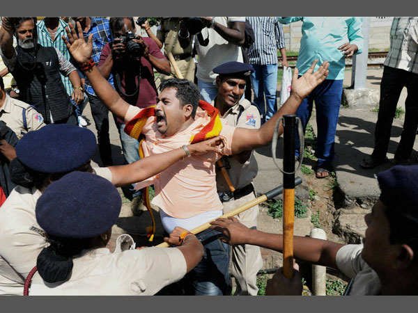 Kannadigas arrested by police in Belagavi in Karnataka Kannadigas arrested by police in Belagavi in Karnataka