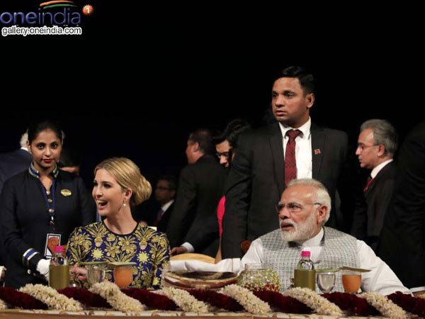వారిద్దరు కూర్చుని మాట్లాడుకుంటున్న దృశ్యాలు