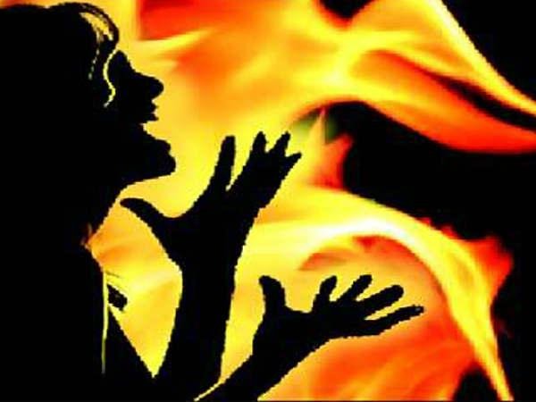 పూర్తిగా కాలిపోవడంతో.. చీమలు పట్టాయి..