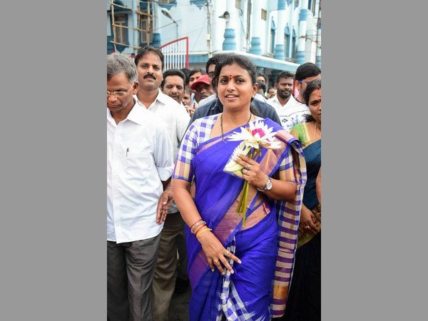జేఈవోపై సంచలన వ్యాఖ్యలు, అనుచరుల హడావుడి