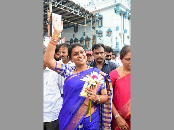 సూటుకేసులు అందిస్తున్నారు