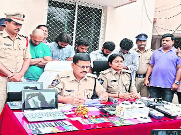 పరారీలో అసలు దొంగలు...