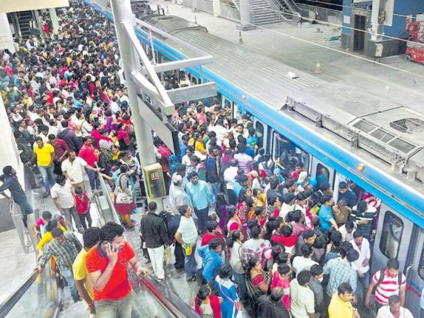 సందర్శక ప్రయాణికుల సంఖ్యే ఎక్కువ