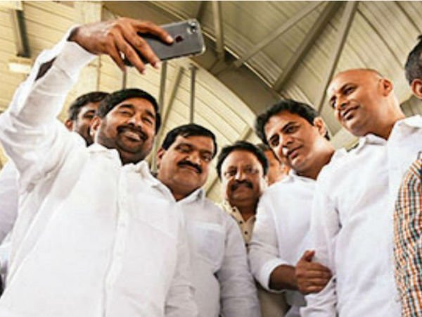 ఫుట్పాత్పైనే వాహనాల పార్కింగ్