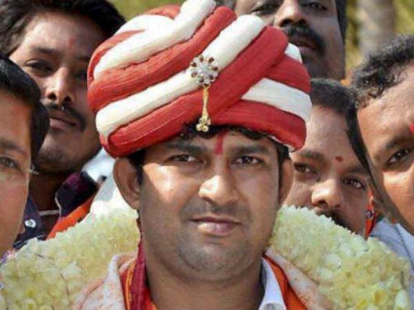 మహిళా పోలీసు అధికారికి గాయాలు