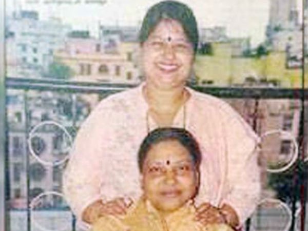 ఒక పళ్లెం.. ఒకే మంచం: