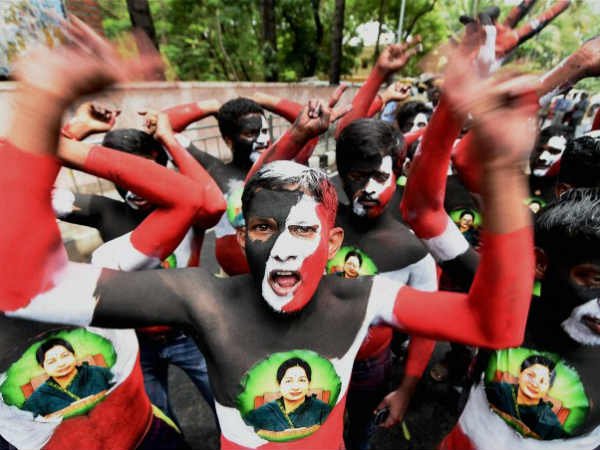 70 బస్సులు, రూ. 2 వేల నోట్లు !