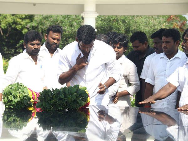 విశాల్ తండ్రి పలు సినిమాలకు నిర్మాత