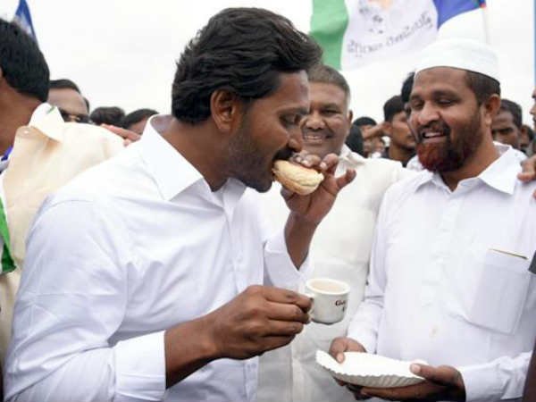 అభిమాని ఇచ్చిన టీ తాగుతూ, బ్రెడ్ తింటూ జగన్