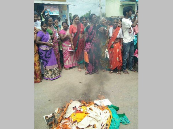 బతుకమ్మ చీరలు: