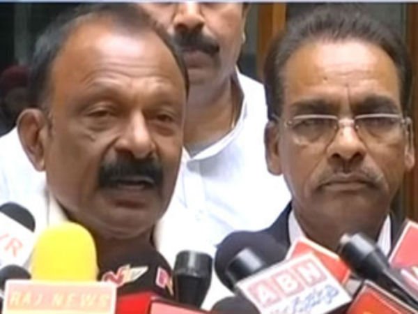 నాటకాలంటూ కాంగ్రెస్ నేతల నిరసన
