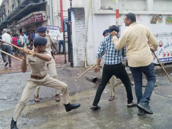 వ్యాపారుల సమస్యల పట్ల సర్కార్ సాచివేత ధోరణి