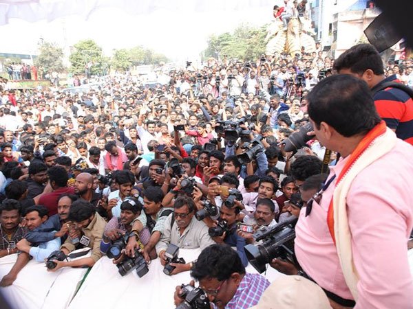జైలుకెళ్తా, లాఠీ దెబ్బలు తింటా: మోడీ, బాబులకు పవన్