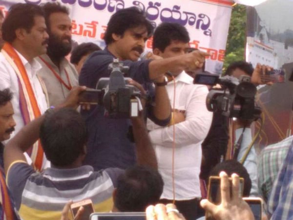 కుర్చీ వద్దన్న పవన్ కల్యాణ్