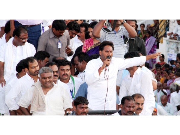 బజార్లో దొరికిన బూట్లే..