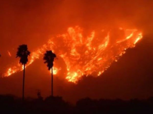 Southern California fire explodes overnight, forcing tens of thousands to flee Southern California fire explodes overnight, forcing tens of thousands to flee