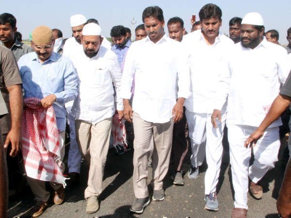 జగన్ పాదయాత్ర టైంలో పరిటాల సునీత కౌంటర్