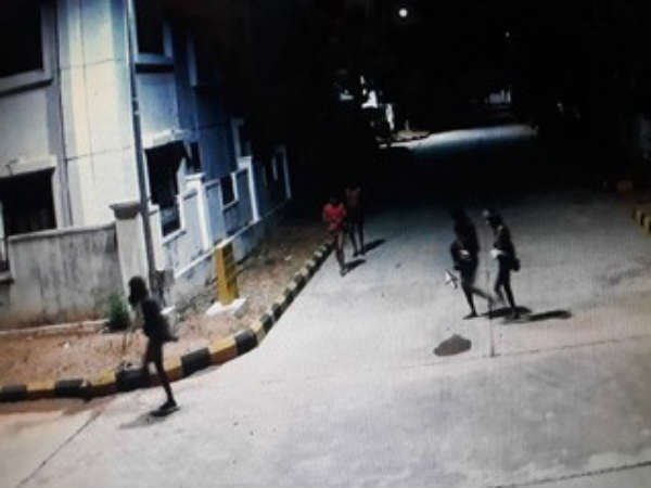మారణాయుధాలతో సంచరిస్తూ..