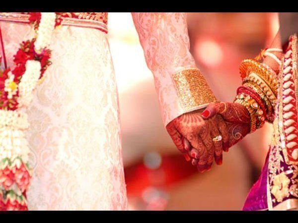 ఇద్దరు భర్తల ఫిర్యాదు