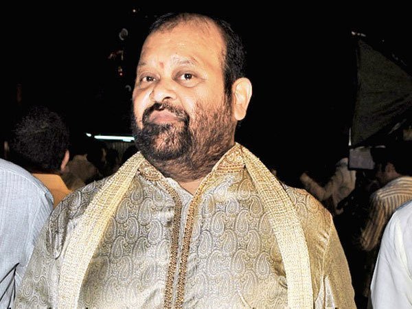 అనుచరులతో ముఖేష్ చర్చలు
