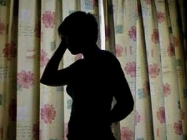 రేపు రమ్మని రాజేష్కు సైగ చేసింది