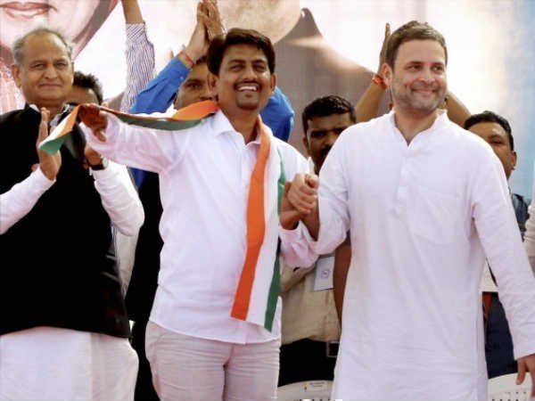 రాహుల్ వెనకుండి..