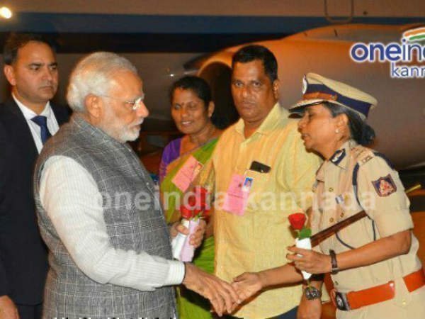 మోడీ ముందు క్యూ