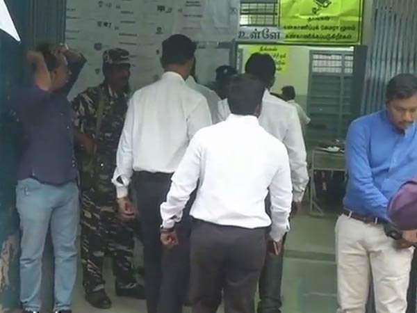 పోలింగ్ కేంద్రాల్లోకి మీడియా