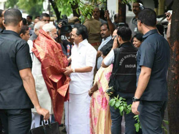 కరుణానిధి ఇంటిలో మోడీ