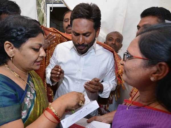 భారీ కేక్ కట్ చేసిన జగన్