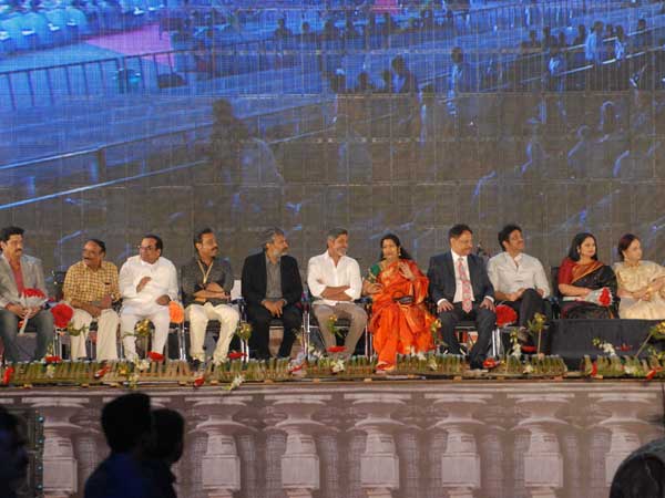 యాక్టర్లంతా గొర్రెల్లాగా దండలు