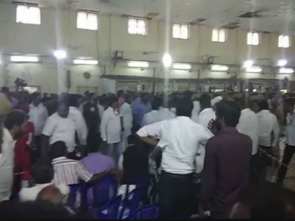 గాల్లోకి లేచిన కుర్చీలు