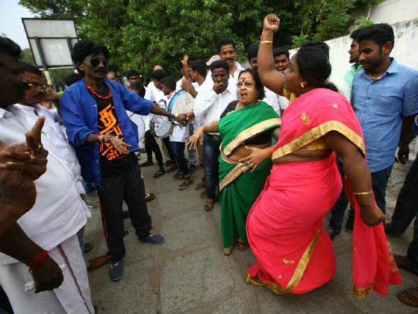 అన్నాడీఎంకేలు కలిసినా, మధుసూదనన్కు వర్గపోరు