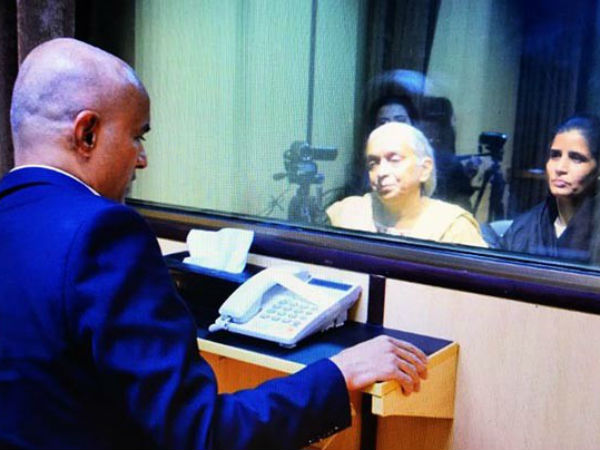 జాదవ్ను చూసి చలించిపోయిన తల్లీ, భార్య...