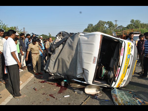 ఆటోను ఢీకొన్న లారీ: ఆరుగురు మహిళల మృతి