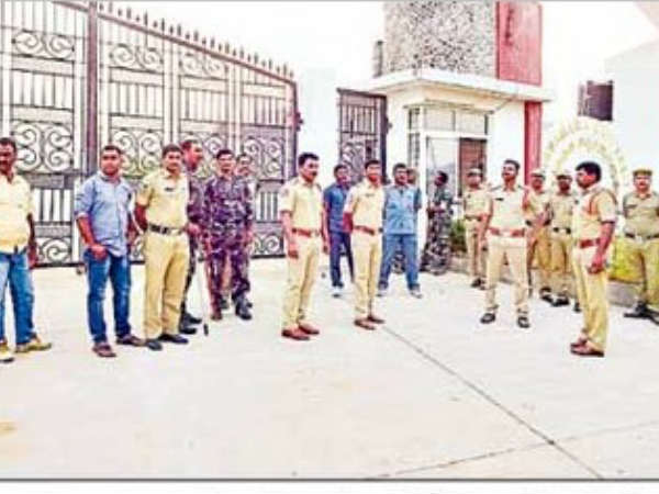 వారిని అరెస్ట్ చేసి దేశద్రోహం కేసు పెట్టాలి